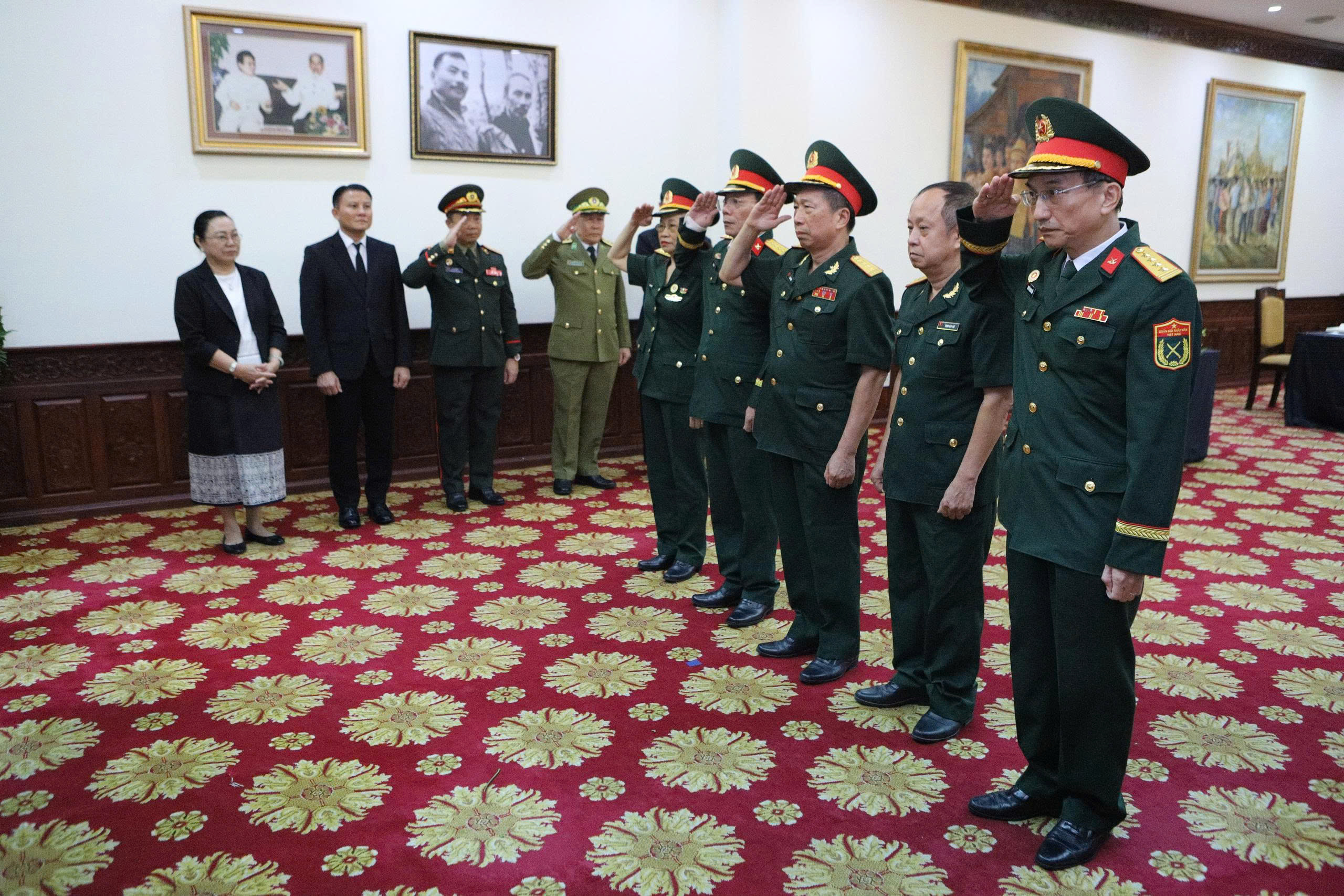 8 Viéng tang tại ĐSQ.jpg